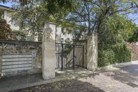 Gorgeous 26 1 Bed Designer Fitout Perfect Location - Accommodation VIC 30