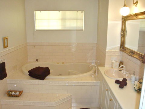Lanterns Retreats - Accommodation VIC 12