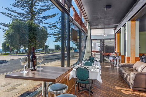 Beachfront Voyager Motor Inn - Accommodation VIC 4