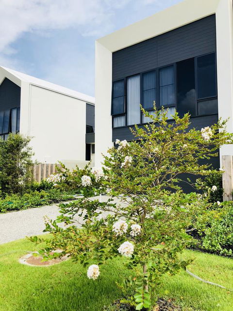 New Spacious Beachside Townhouse - Accommodation VIC 3