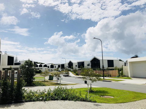 New Spacious Beachside Townhouse - Accommodation VIC 1