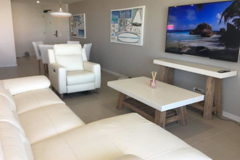 NEW UPMARKET COMFORTABLE 2 Bed, 2 Bath, OCEAN VIEWS, 250m To BUDDINA BEACH! - Accommodation VIC 3