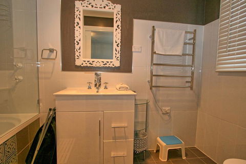 Oak & Barrel / 7 Twynam Street - Accommodation VIC 3