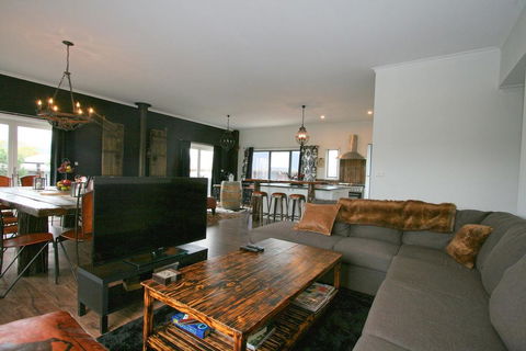 Oak & Barrel / 7 Twynam Street - Accommodation VIC 0