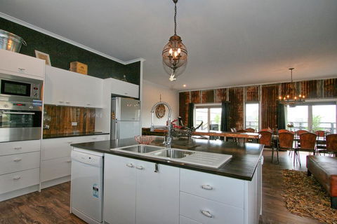 Oak & Barrel / 7 Twynam Street - Accommodation VIC 2