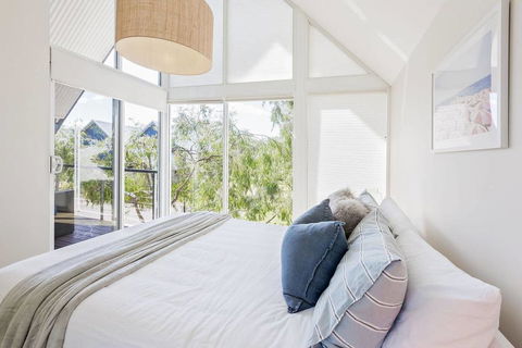 ON THE BEACH - Villa Over The Road From The Beach - Accommodation VIC 0