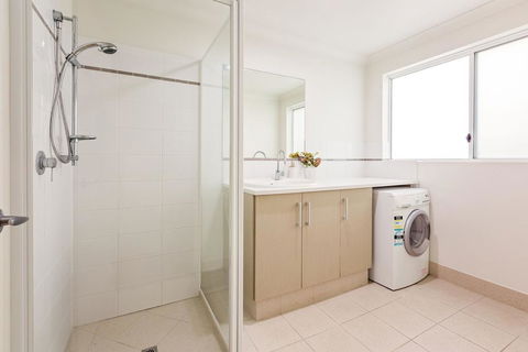 ON THE BEACH - Villa Over The Road From The Beach - Accommodation VIC 3
