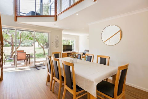 ON THE BEACH - Villa Over The Road From The Beach - Accommodation VIC 1