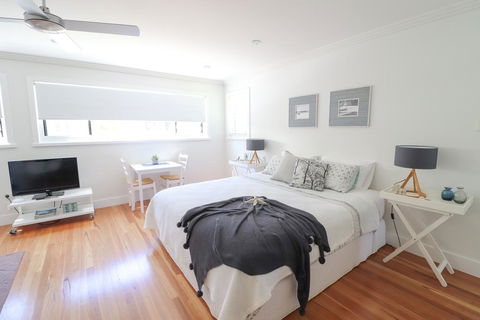 Palms Studio Apartment At Raffetys Resort - Accommodation VIC 1