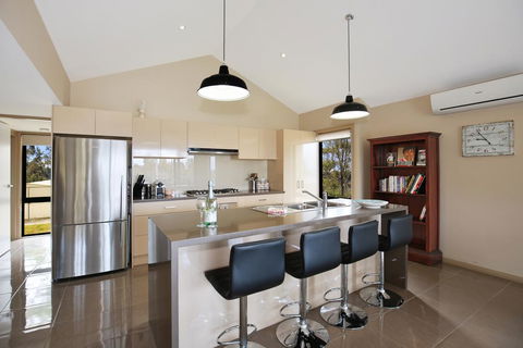 Panorama @ The Lake - Pet Friendly - 15 Mins To Hyams Beach - Accommodation VIC 3