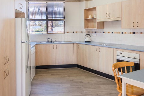 PERFECTLY POSITIONED BEACHFRONT APARTMENT-GREAT LOCATION WITH OCEAN VIEWS - Accommodation VIC 1