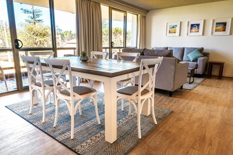 PERFECTLY POSITIONED BEACHFRONT APARTMENT-GREAT LOCATION WITH OCEAN VIEWS - Accommodation VIC 2
