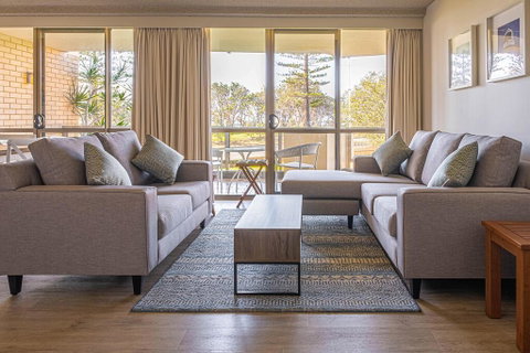 PERFECTLY POSITIONED BEACHFRONT APARTMENT-GREAT LOCATION WITH OCEAN VIEWS - Accommodation VIC 3
