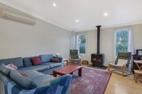 Plovers Rest - Central 3 Bedroom Cottage With Small Orchard - Accommodation VIC 3
