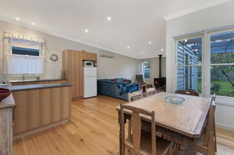 Plovers Rest - Central 3 Bedroom Cottage With Small Orchard - Accommodation VIC 1