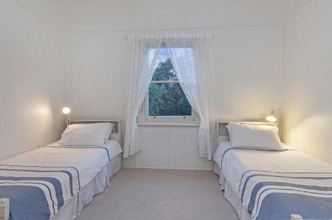 Plovers Rest - Central 3 Bedroom Cottage With Small Orchard - Accommodation VIC 2