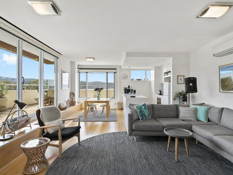 POINT GREY APARTMENT ONE - VIEWPOINT - Accommodation VIC 2
