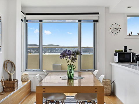 POINT GREY APARTMENT ONE - VIEWPOINT - Accommodation VIC 3