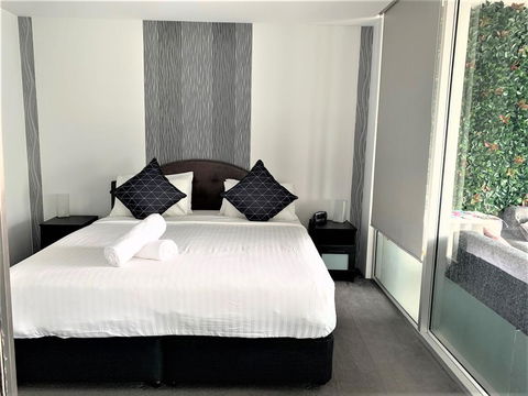 Private Apartments At Q1 - Accommodation VIC 2
