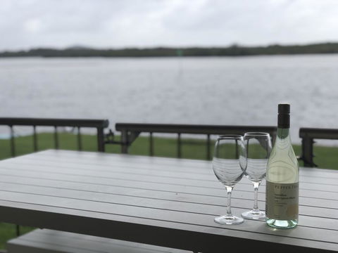Quiet River Front Escape Walk To Ocean Street & Shops - Accommodation VIC 3
