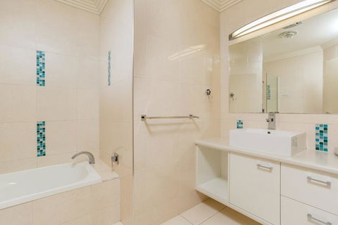 Rainbow Towers 2 - Rainbow Beach, High On The Hill, Panoramic Views, Wi-Fi - Accommodation VIC 2