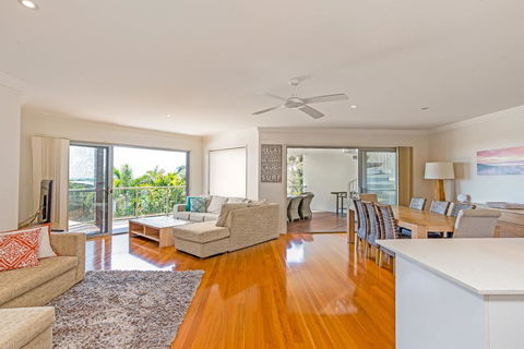 Rainbow Towers 2 - Rainbow Beach, High On The Hill, Panoramic Views, Wi-Fi - Accommodation VIC 3