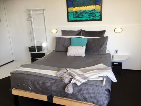 Ramada Resort Studio Split Queen Electric Adjustable Bed - Accommodation VIC 1