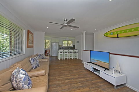 Red Door Beach House - Marcoola Beach - PET FRIENDLY, FOXTEL, WIFI, 500 BOND, Linen Supplied - Accommodation VIC 2
