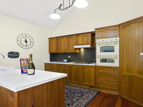 Sandy Shores - Character, Charm, Outdoor Spa - Accommodation VIC 1