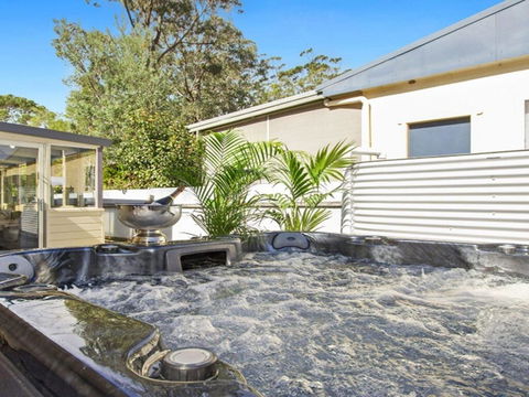 Sandy Shores - Character, Charm, Outdoor Spa - Accommodation VIC 2