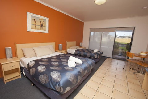 Seaview Motel & Apartments - Accommodation VIC 3