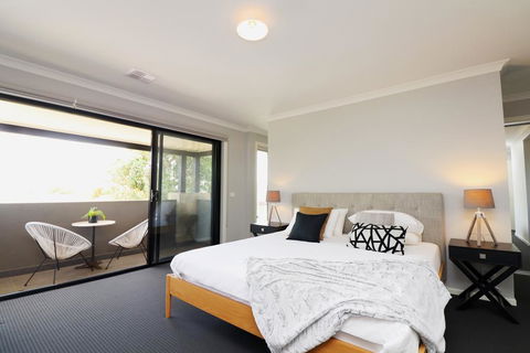 Serenity On Currawong - Billiards, Home Theatre, WiFi, Linen, 4 Bdrms - Accommodation VIC 2