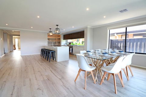 Serenity On Currawong - Billiards, Home Theatre, WiFi, Linen, 4 Bdrms - Accommodation VIC 1