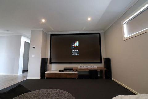 Serenity On Currawong - Billiards, Home Theatre, WiFi, Linen, 4 Bdrms - Accommodation VIC 3
