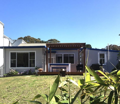 Shellharbour Beach Cottage - Walk Onto Patrolled Beach With Flags In Summer - Accommodation VIC 1