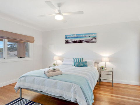 Sienna By The Sea - Spacious Coastal Getaway - Accommodation VIC 3
