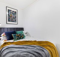 Sleek modern apartment close to everything - Accommodation VIC