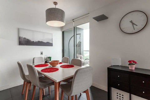 Spacious 2 Bedroom Flat In Wolli Creek - Accommodation VIC 2