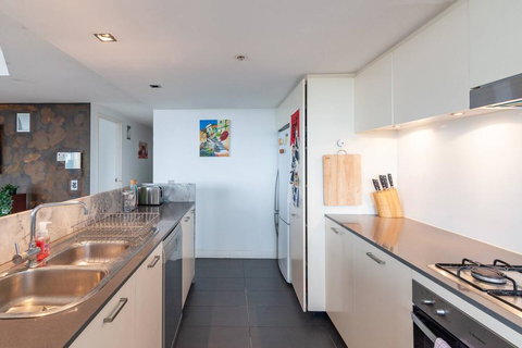 Spacious 2 Bedroom Flat In Wolli Creek - Accommodation VIC 1