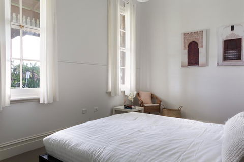 Spacious 2-bed, 2-bath Home With Parking And Balcony - Accommodation VIC 2