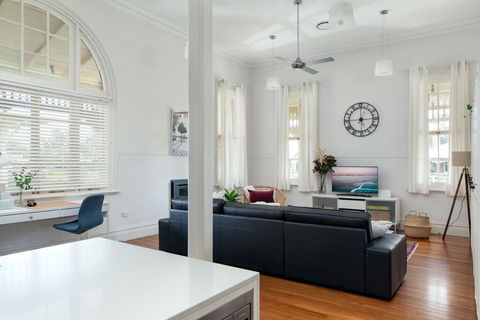 Spacious 2-bed, 2-bath Home With Parking And Balcony - Accommodation VIC 0