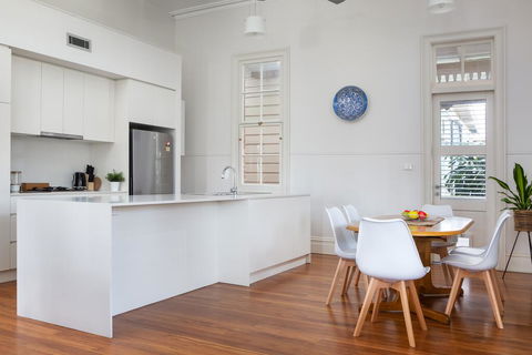 Spacious 2-bed, 2-bath Home With Parking And Balcony - Accommodation VIC 1