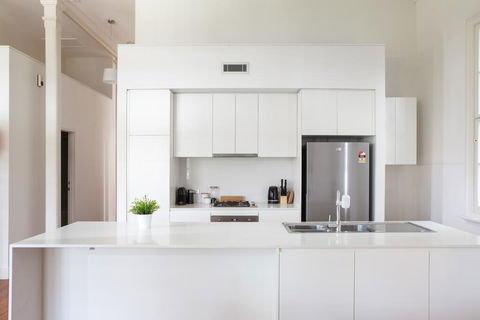 Spacious 2-bed, 2-bath Home With Parking And Balcony - Accommodation VIC 3