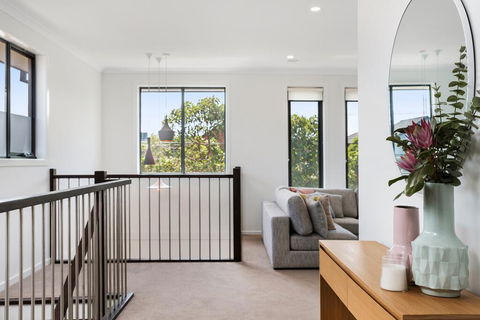 Spacious 4-Bed House With Parking And Backyard - Accommodation VIC 1