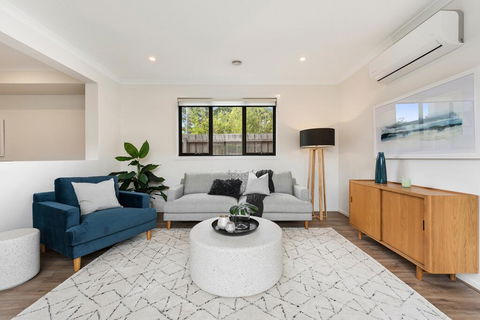 Spacious 4-Bed House With Parking And Backyard - Accommodation VIC 2