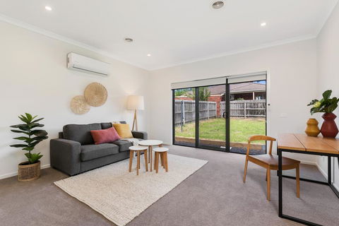 Spacious 4-Bed House With Parking And Backyard - Accommodation VIC 3