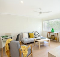 Spacious and Bright Apartment Minutes to the Beach - Accommodation VIC