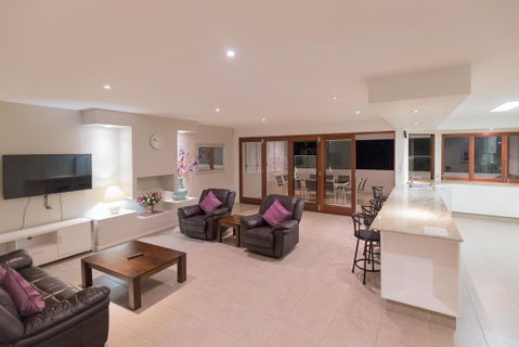 Spacious House In Heart Of Surfers Paradise - Accommodation VIC 3