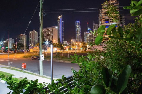 Spacious House In Heart Of Surfers Paradise - Accommodation VIC 2