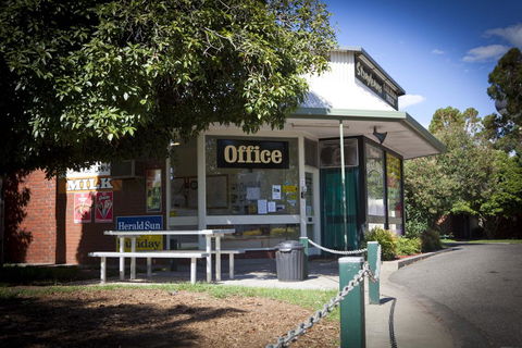 Strayleaves Caravan Park - Accommodation VIC 2